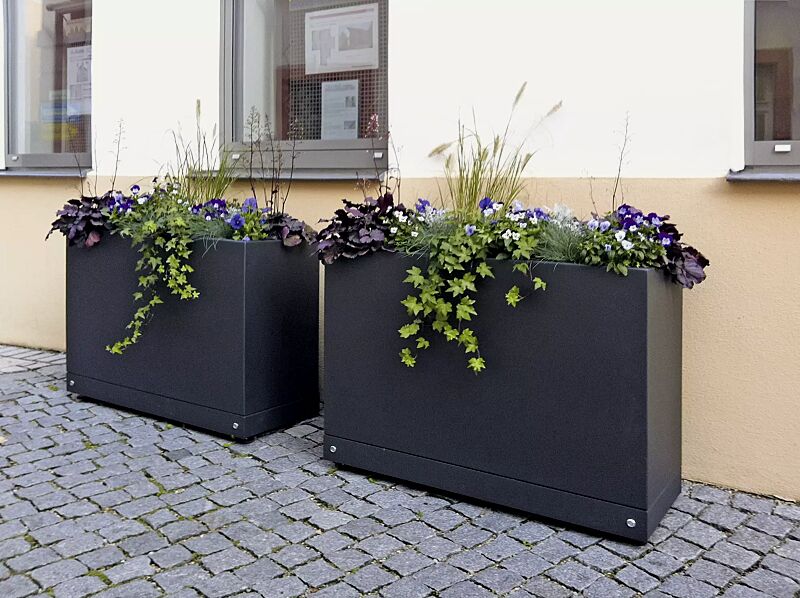 pflanzbehaelter-malout__shoKAT0031464 Pflanzbehälter MALOUT in Sonderausführung mit Unterfahrschienen und im Sondermaß H x B x T: 1000 x 700 x 400 mm (auf Anfrage), in RAL 7016 anthrazitgrau