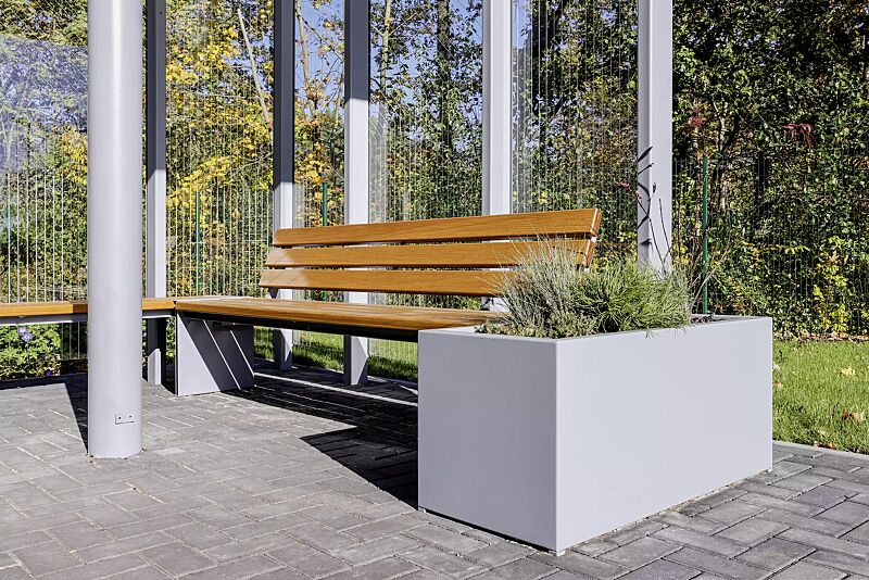pflanzbehaelter-malout__shoKAT0069003 Pflanzbehälter MALOUT, 132 Liter, Sitzbank NATURA, Windschutzwand PIN SCREEN, Meeting-Point PIN, Stahlkonstruktion in RAL 7046 telegrau