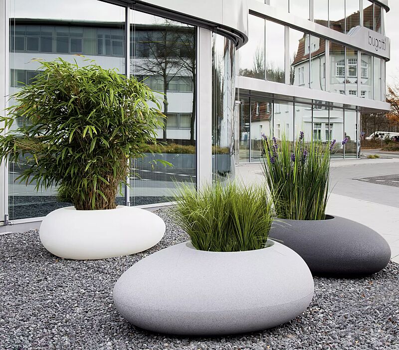 Pflanzbehälter MALUR, Höhe 500 mm, in granit hell und granit dunkel sowie Pflanzbehälter MALUR-LIGHT, Höhe 500 mm, transluzent beleuchtet