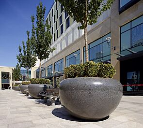 Pflanzbehälter MARTE aus rekonstituiertem Marmor geschliffen, in schwarz ebano