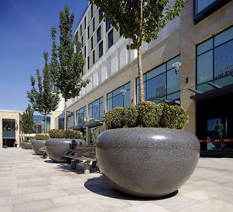 Pflanzbehälter MARTE aus rekonstituiertem Marmor geschliffen, in schwarz ebano