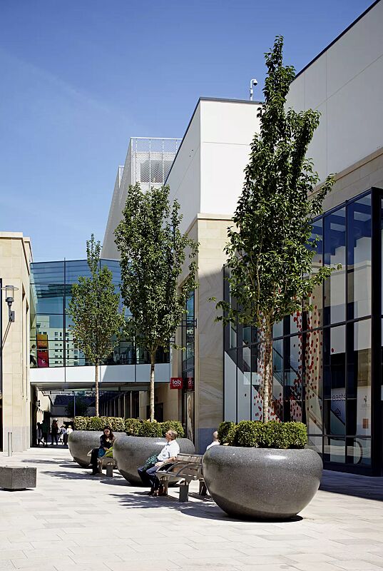 Pflanzbehälter MARTE aus rekonstituiertem Marmor geschliffen, in schwarz ebano