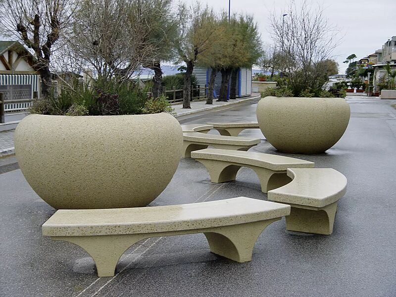 Pflanzbehälter MARTE aus rekonstituiertem Marmor gestockt, in gelb mori