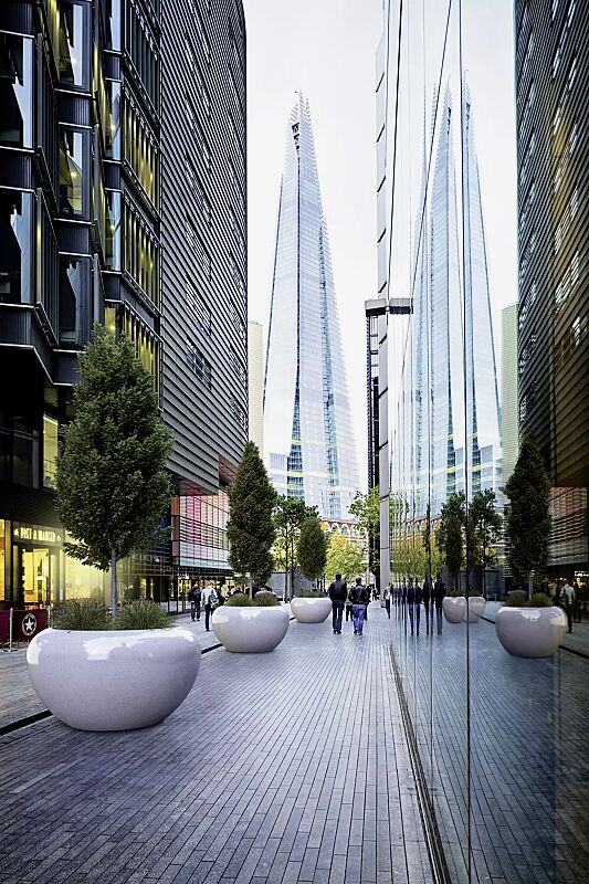 Pflanzbehälter MARTE aus rekonstituiertem Marmor geschliffen, in weiß carrara