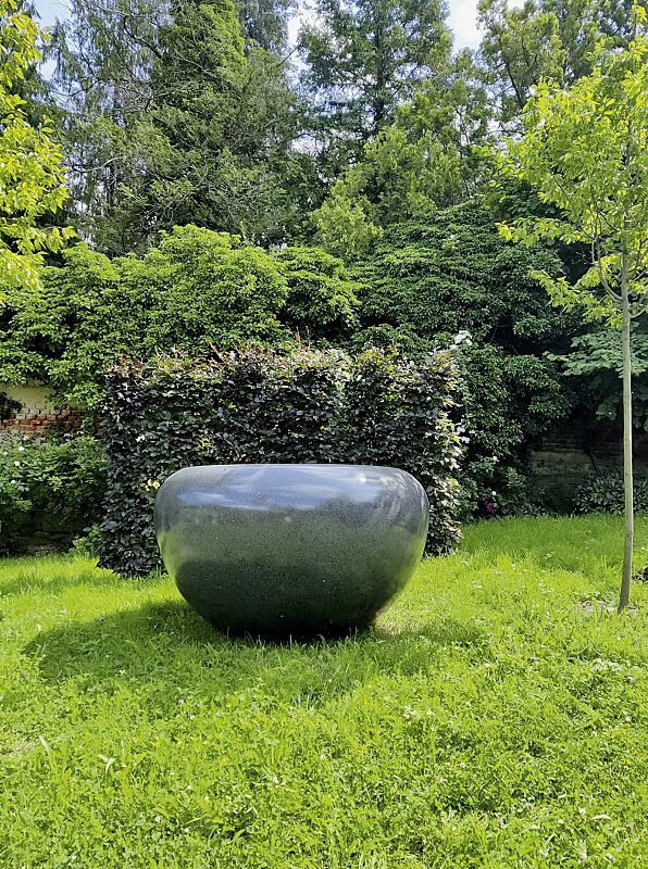 Pflanzbehälter MARTE aus rekonstituiertem Marmor geschliffen, in schwarz ebano