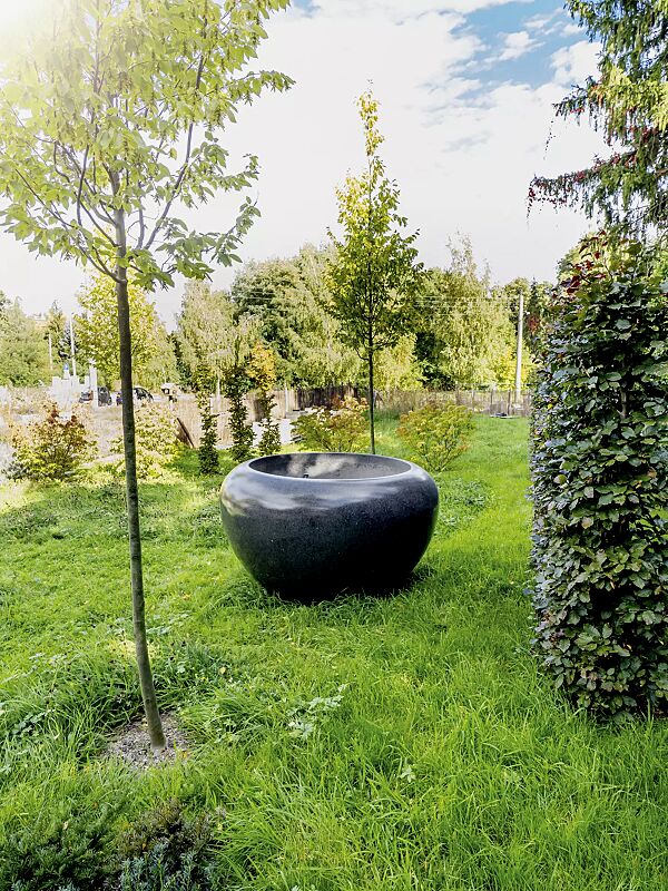 Pflanzbehälter MARTE aus rekonstituiertem Marmor geschliffen, in schwarz ebano