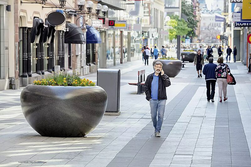 Pflanzbehälter MARTE aus rekonstituiertem Marmor geschliffen, in schwarz ebano