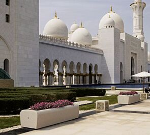 Pflanzbehälter ONDA, rechteckig, aus Beton, in Granitoptik weiß, mit LED-Spots (auf Anfrage)