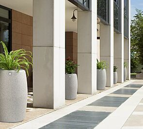 Pflanzbehälter PEGASO und ORIONE aus Beton, in Granitoptik weiß