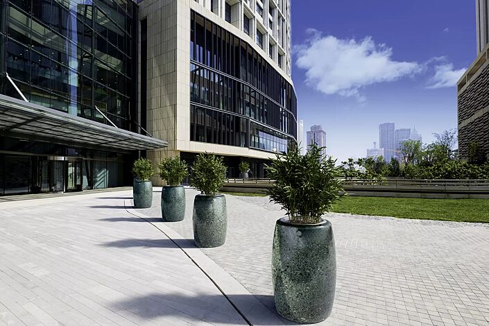 Pflanzbehälter PEGASO aus rekonstituiertem Marmor geschliffen, in grün alpi