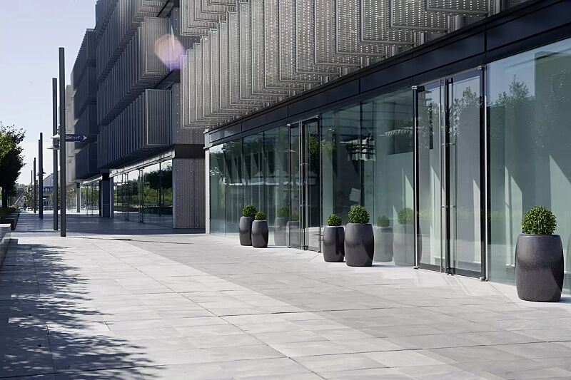 pflanzbehaelter-pegaso__shoKAT0052448 Pflanzbehälter PEGASO aus rekonstituiertem Marmor geschliffen, in schwarz ebano