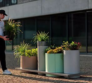 Pflanzbehälter POLYS mit rechteckiger Plattform, mit vier zylindrischen Behältern in RAL 1019 graubeige, RAL 1013 perlweiß, RAL 6019 weißgrün und RAL 7035 lichtgrau