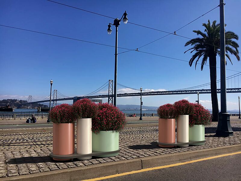 pflanzbehaelter-polys__shoKAT0070575 Pflanzbehälter POLYS mit halbrunder Plattform, mit zwei zylindrischen Behältern in RAL 3012 beigerot und RAL 1000 grünbeige sowie mit einem zylindrischen Behälter in RAL 6019 weißgrün