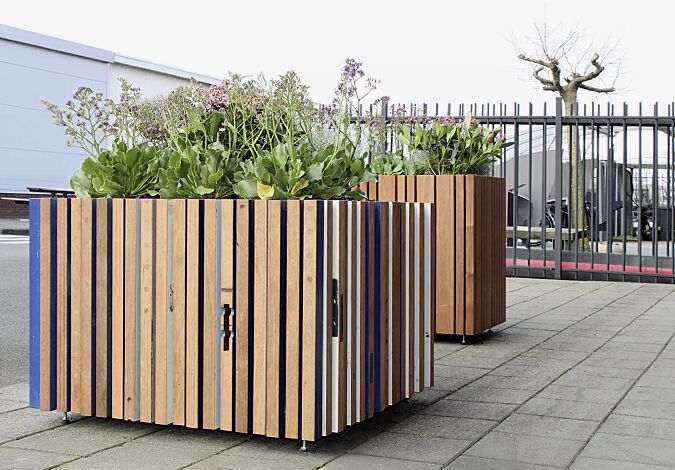 <div id="container" class="container">Pflanzbehälter SECUNDO RELIEVO, 500 Liter sowie Pflanzbehälter SECUNDO PURE, 275 Liter, Stahlteile verzinkt</div>