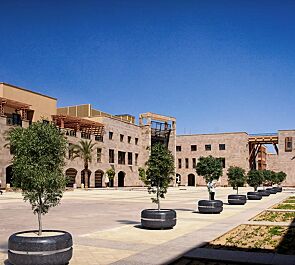 Pflanzbehälter TIMELESS aus rekonstituiertem Marmor geschliffen, in schwarz ebano, Ringtaille aus Edelstahl