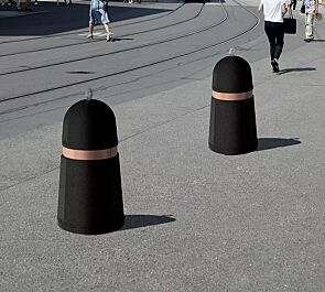 Poller ARO aus rekonstituiertem Marmor, mit Kupferband, in schwarz ebano