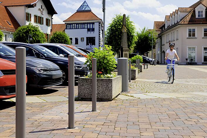 Poller CANARIA mit Rundkopf, zum Einbetonieren, mit Auftragsbezogener Anpassung pulverbeschichtet in DB702