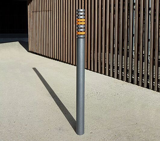 <div id="container" class="container">Poller COLOR ohne Schließung, in RAL 9007 graualuminium, Kopf in RAL 9007 graualuminium und RAL 2000 gelborange</div>
