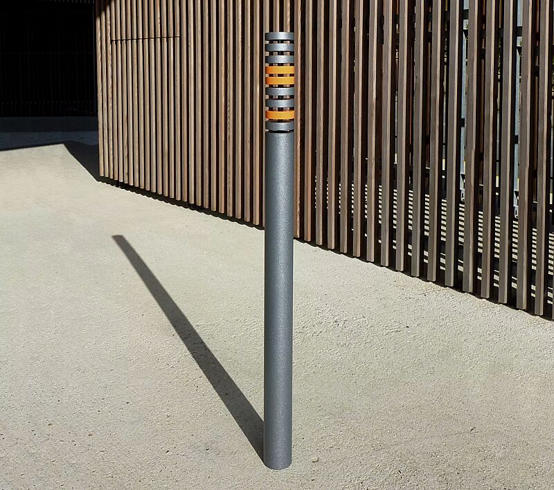 Poller COLOR ohne Schließung, in RAL 9007 graualuminium, Kopf in RAL 9007 graualuminium und RAL 2000 gelborange