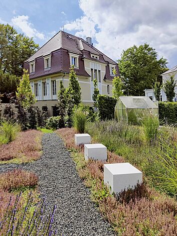 Poller IDRA aus rekonstituiertem Marmor, Oberfläche geschliffen, in weiß carrara