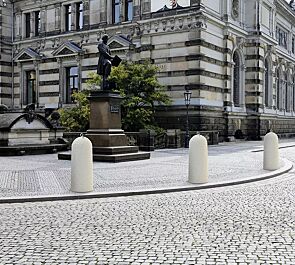 Poller IKI aus Beton, in Granitoptik weiß