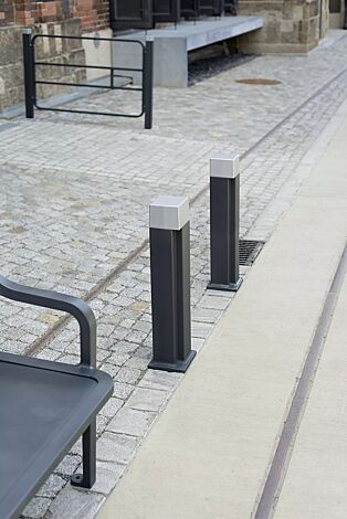 <p>Poller IMAWA, Ausführung 2, in RAL 7016 anthrazitgrau und RAL 9006 weißaluminium</p>