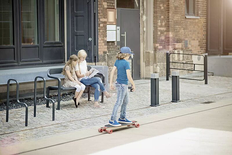 poller-imawa__shoKAT0055512 Kollektion IMAWA bestehend aus Poller, Sitzbank, Abfallbehälter, Anlehnbügel und Systemgeländer