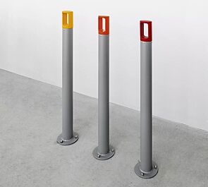 Poller KARL zum Aufdübeln, Stahlteile in RAL 9007 graualuminium, Pollerkopf in RAL 1028 melonengelb, RAL 2004 reinorange und RAL 3000 feuerrot