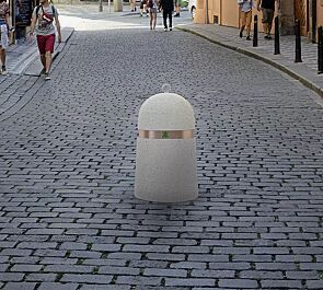 <div id="container" class="container">Poller MEL aus Beton, in Granitoptik weiß, mit Kupferband</div>