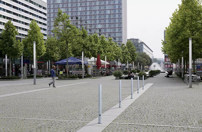 poller-mostoles__shoKAT0040645 Poller MOSTOLES, feuerverzinkt, herausnehmbar aus Bodenhülse, mit Dreikantschloss