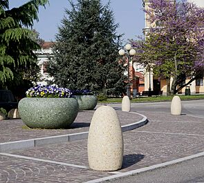 Poller PLUTONE aus rekonstituiertem Marmor gestockt, in botticino