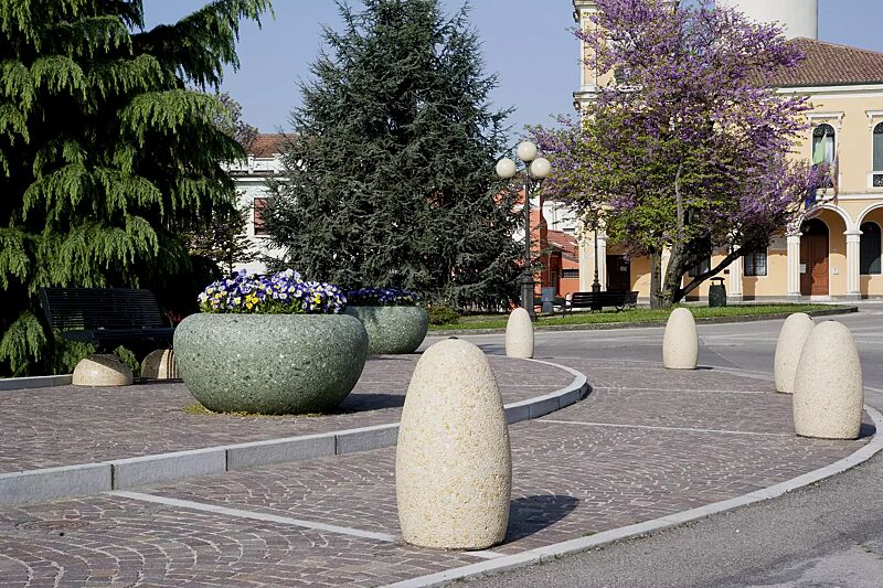 Poller PLUTONE aus rekonstituiertem Marmor gestockt, in botticino