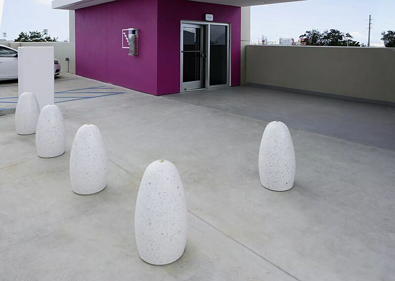 poller-plutone__shoKAT0056855 Poller PLUTONE aus Beton geschliffen, in Granitoptik weiß