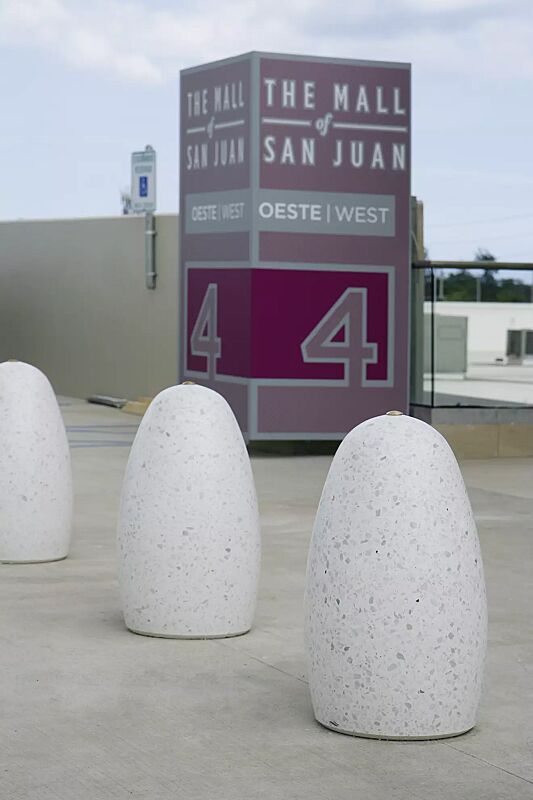 poller-plutone__shoKAT0056856 Poller PLUTONE aus Beton geschliffen, in Granitoptik weiß