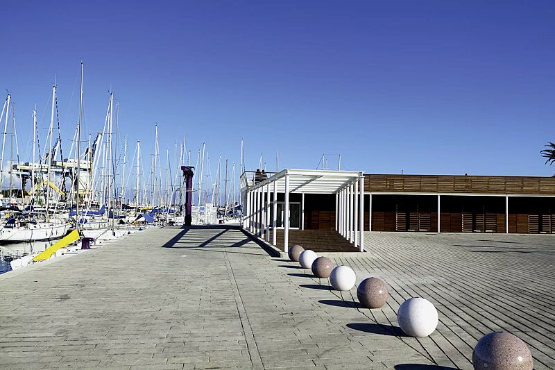 poller-sfera__shoKAT0050346 Poller SFERA aus rekonstituiertem Marmor geschliffen, in weiß carrara und porphyr