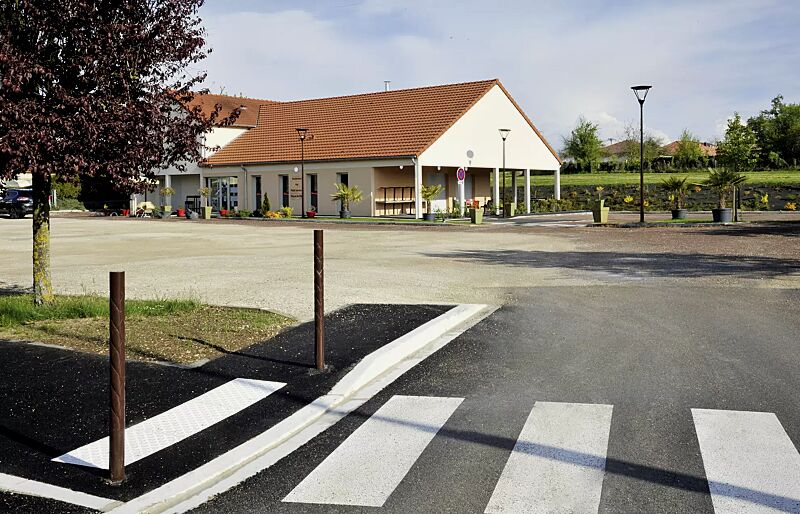 poller-strium-capitan__shoKAT0061907 Poller STRIUM CAPITAN mit Flachkopf, in RAL 8017 schokoladenbraun