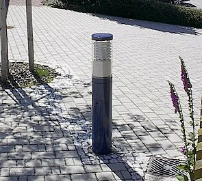 <div id="container" class="container">Pollerleuchte KLARA, Lichtaustritt umlaufend, mit Spiegellamellen, mit Tür und Kabelübergangskasten</div>