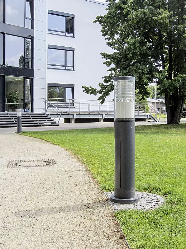 pollerleuchte-klara__shoKAT0068285 Pollerleuchte KLARA, Lichtaustritt umlaufend, mit Spiegellamellen, mit Tür und Kabelübergangskasten