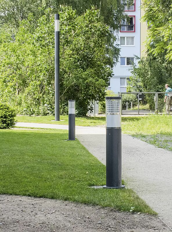 pollerleuchte-klara__shoKAT0068286 Pollerleuchte KLARA, Lichtaustritt umlaufend, mit Spiegellamellen, mit Tür und Kabelübergangskasten