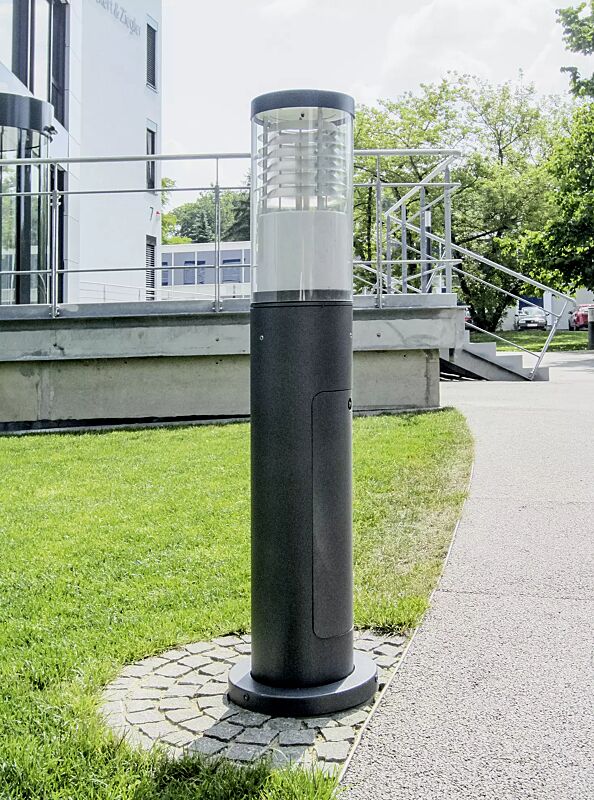 pollerleuchte-klara__shoKAT0068287 Pollerleuchte KLARA, Lichtaustritt umlaufend, mit Spiegellamellen, mit Tür und Kabelübergangskasten