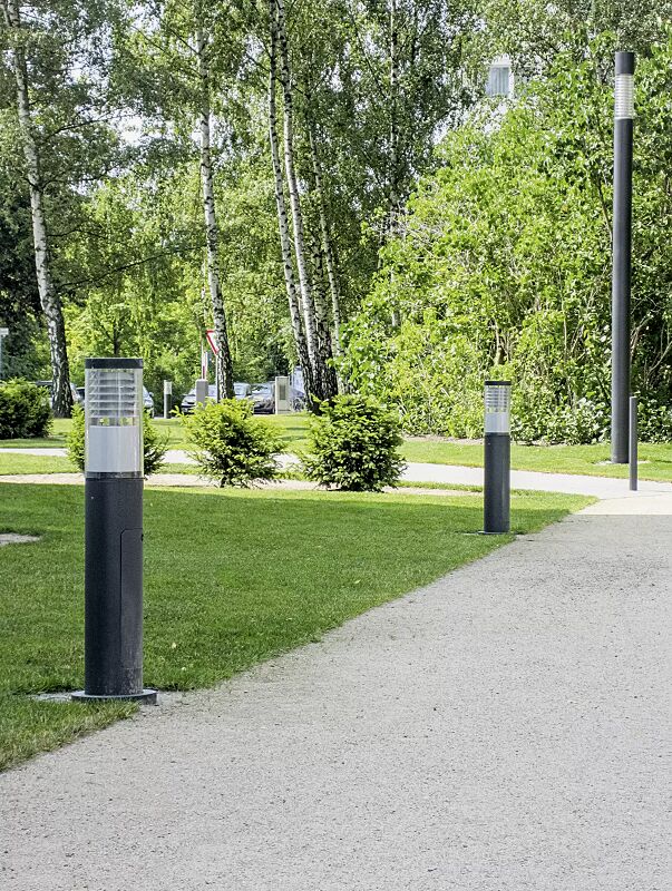 pollerleuchte-klara__shoKAT0068288 Pollerleuchte KLARA, Lichtaustritt umlaufend, mit Spiegellamellen, mit Tür und Kabelübergangskasten