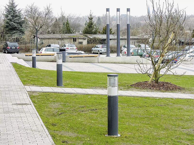 pollerleuchte-klara__shoKAT0068289 Pollerleuchte KLARA, Lichtaustritt umlaufend, mit Spiegellamellen, mit Tür und Kabelübergangskasten