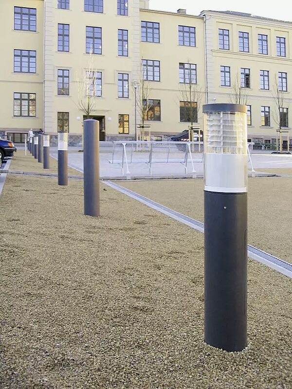 pollerleuchte-klara__shoKAT0068290 Pollerleuchte KLARA, Lichtaustritt umlaufend, mit Spiegellamellen, mit Tür und Kabelübergangskasten