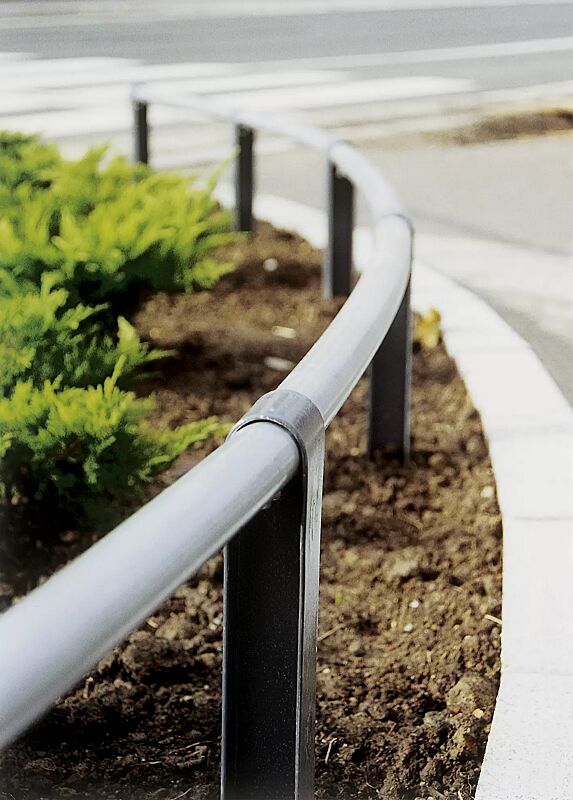 Rabattengeländer CYDLIMIT bestehend aus Anfangs- und Mittelpollern mit Verbindungsrohren, in RAL 7016 anthrazitgrau und RAL 9006 weißaluminium (zweifarbig auf Anfrage)