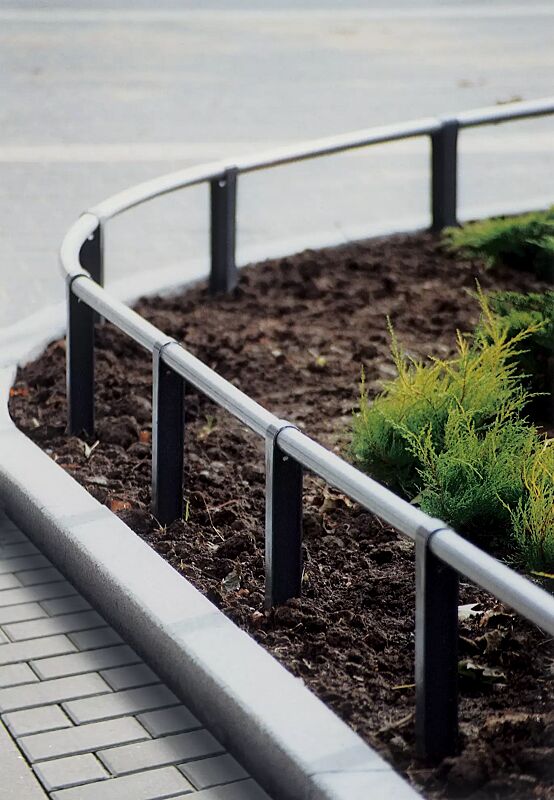 rabattengelaender-cydlimit__shoKAT0054451 Rabattengeländer CYDLIMIT bestehend aus Mittelpollern mit Verbindungsrohren, in RAL 7016 anthrazitgrau und RAL 9006 weißaluminium (zweifarbig auf Anfrage)