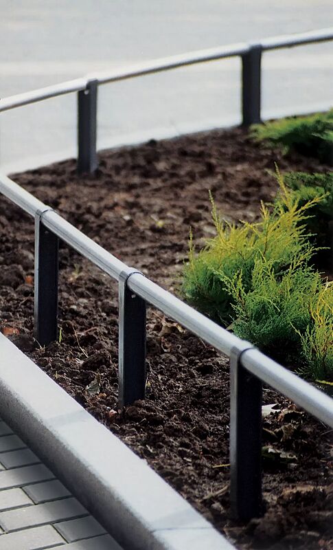 rabattengelaender-cydlimit__shoKAT0054452 Rabattengeländer CYDLIMIT bestehend aus Mittelpollern mit Verbindungsrohren, in RAL 7016 anthrazitgrau und RAL 9006 weißaluminium (zweifarbig auf Anfrage)