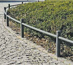 Rabattengeländer mit Poller BOULEVARD 60 für Verbindungsrohre, in DB 703 eisenglimmer