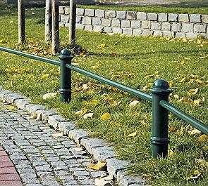 Rabattengeländer mit Poller FAVORIT 40 und Verbindungsrohren, in RAL 6005 moosgrün