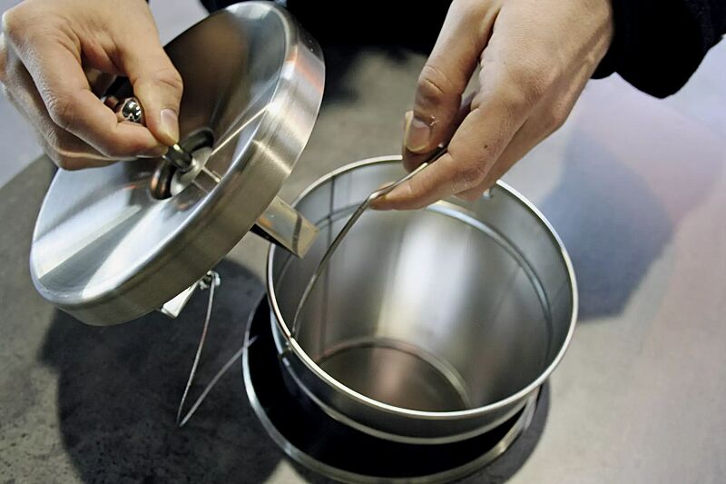 raucherstehtisch-blackpool__shoKAT0039684 Deckel (mit Sicherungsdraht) entnehmen und Innenbehälter mittels Henkel entfernen