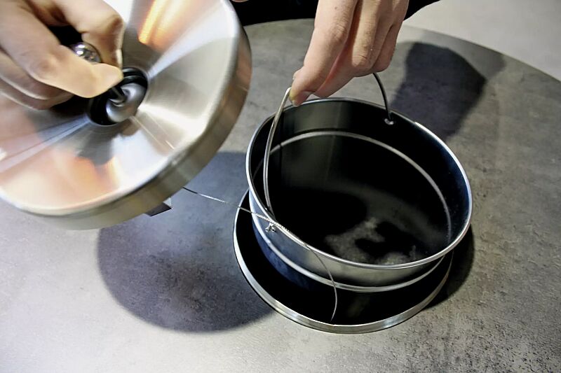 raucherstehtisch-blackpool__shoKAT0039685 Detail: Deckel durch Sicherungsdraht diebstahlsicher